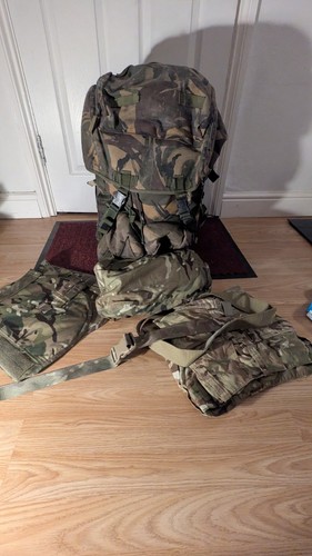 Military bag with bottoms